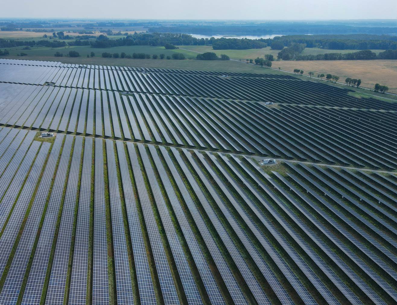 Blick über den riesigen EnBW-Solarpark Gottesgabe im Oderbruch