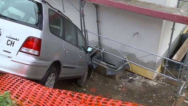 Parkbremse am Hang vergessen: Auto knallt in Baugrube