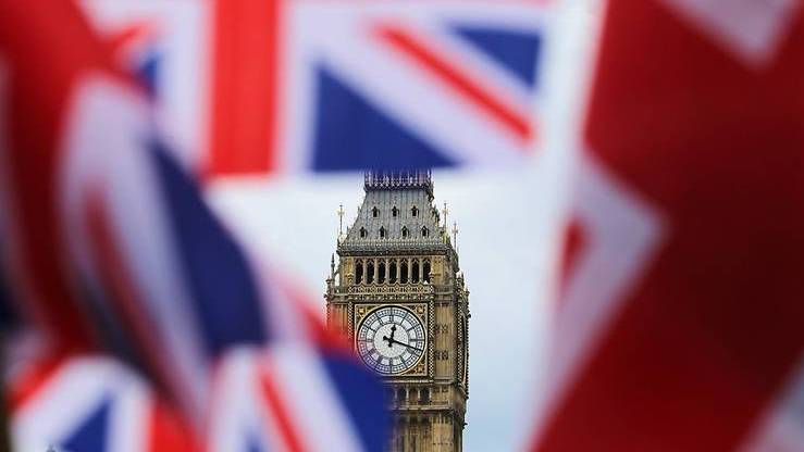 Britische Fahnen wehen vor dem berühmten Uhrturm Big Ben.