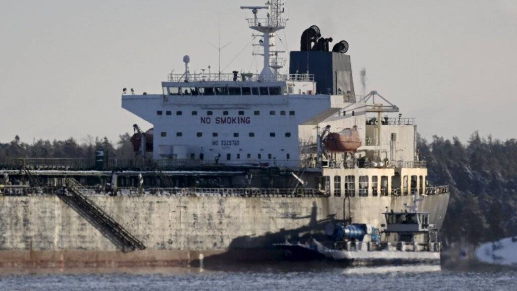 Das Wartungsschiff M/S Hessu ist neben dem Öltanker «Eagle S» zu sehen. Foto: Vesa Moilanen/Lehtikuva/dpa