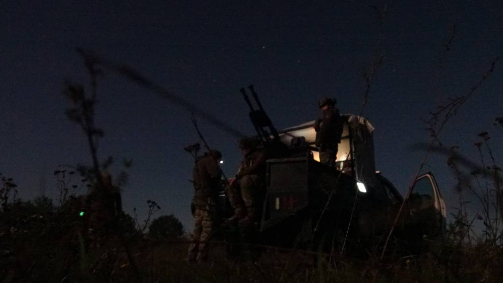 ARCHIV - Ein Trupp ukrainischer Freiwilliger sichert mit einem schweren Maschinengewehr den Luftraum über der Hauptstadt Kiew. Foto: Friedemann Kohler/dpa