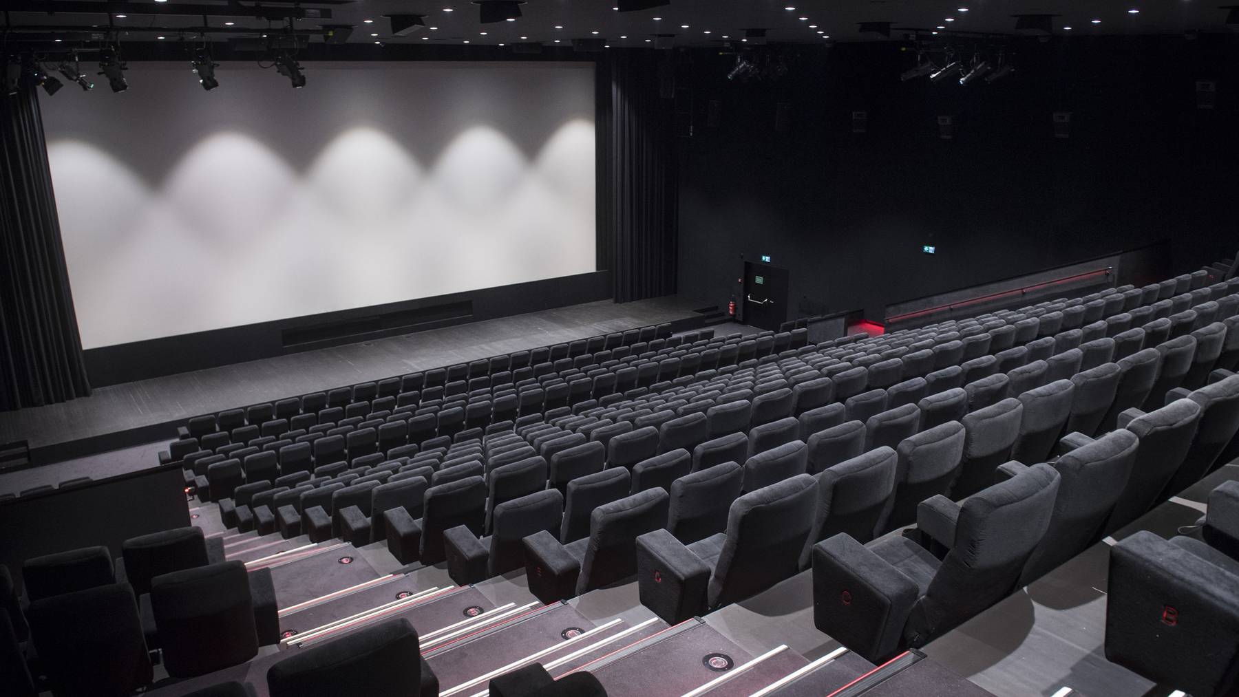 Derzeit sind die Kinosäle leer. Aber im letzten Jahr gingen wieder mehr Schweizer und Schweizerinnen ins Kino.