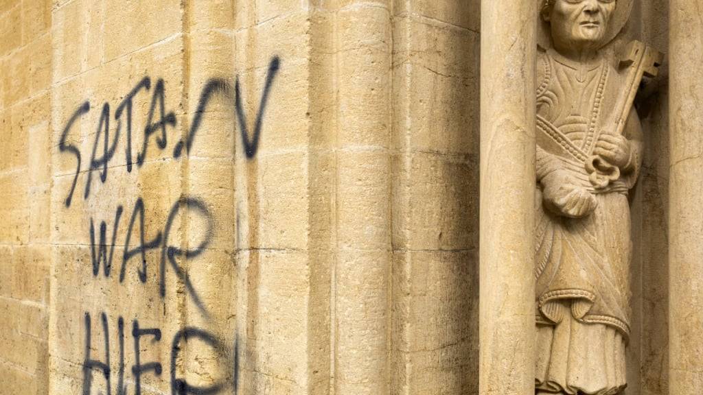 Sprayerei auf einer Aussenwand der Stiftskirche in Neuenburg.