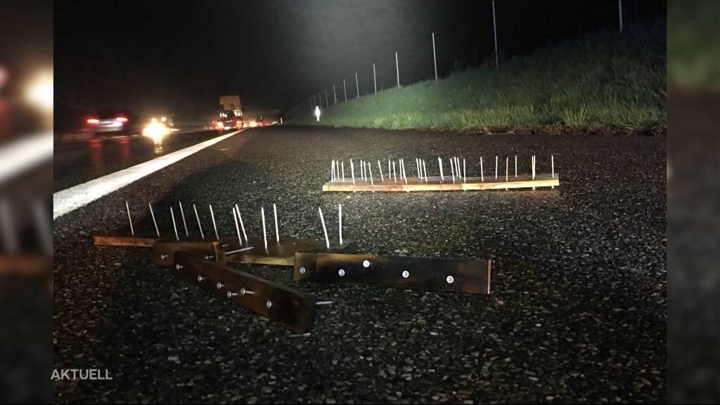 Nagelbretter auf der Autobahn in Möhlin