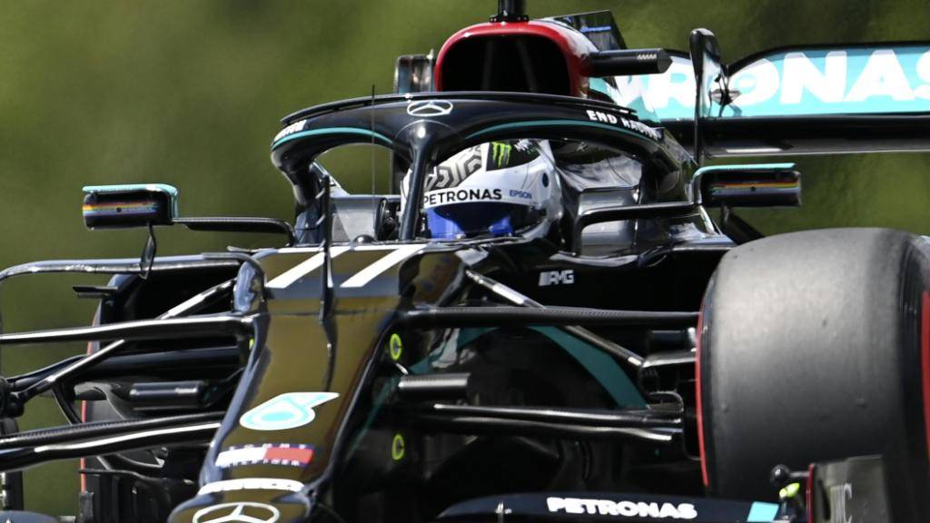 Mercedes-Fahrer Valtteri Bottas nimmt das erste Saisonrennen der Formel 1 in Spielberg von Startplatz 1 in Angriff