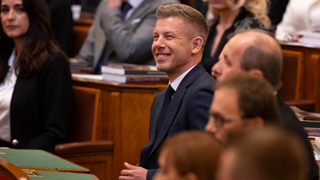 Der designierte ungarische Ministerpräsident Peter Magyar lächelt vor der Inaugurationszeremonie im Parlament. Foto: Denes Erdos/AP/dpa