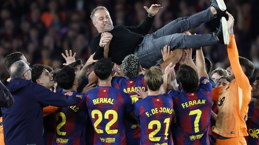 Von seiner «Familie» getragen: Barcelonas Cheftrainer feiert am späten Sonntagabend mit den Spielern den 29. Meistertitel