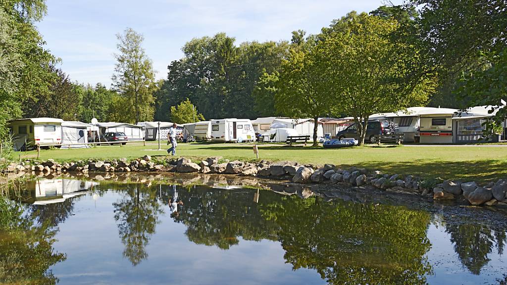 Der TCS-Campingplatz auf Gebiet der Gemeinde Gampelen am Neuenburgersee mitten im Naturschutzgebiet Fanel.