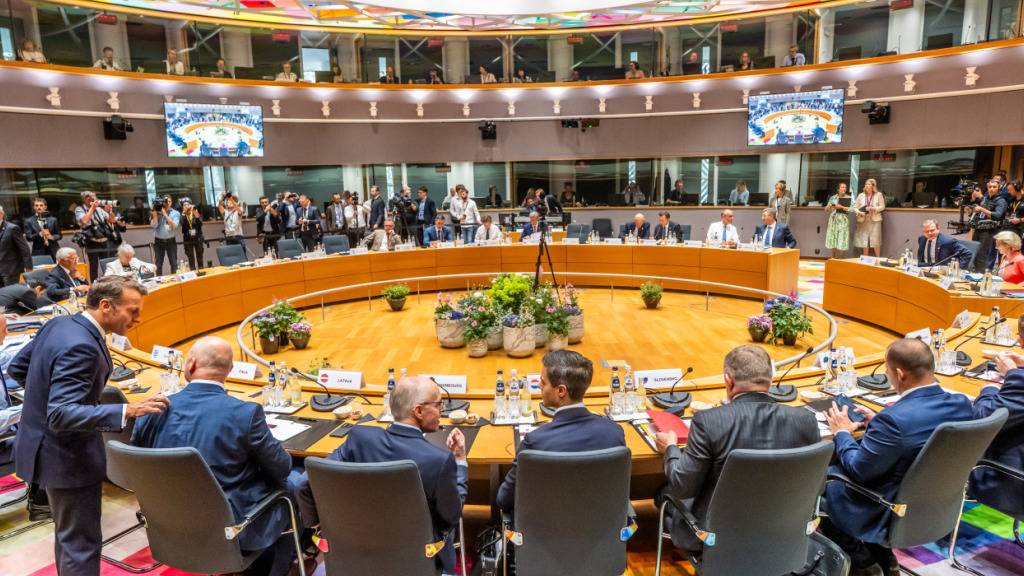 Emmanuel Macron (l), Präsident von Frankreich, kommt zu den Beratungen beim EU Gipfel, dem Treffen der Staats- und Regierungschefs der EU, mit dem Thema des Gemeinschaftshaushalts ab 2028. Foto: Michael Kappeler/dpa