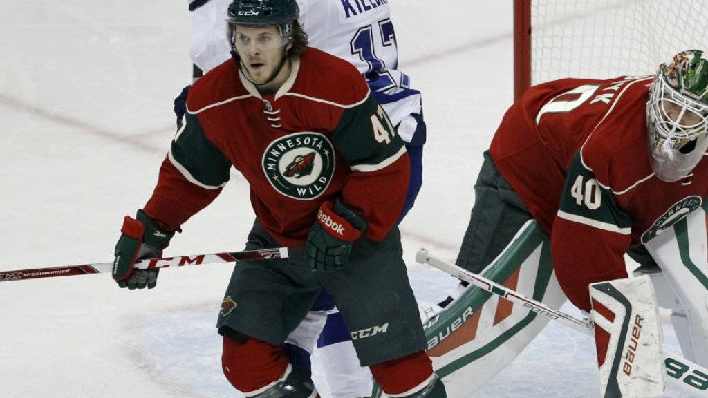 Christoph Bertschy schirmt bei seinem NHL-Debüt für Minnesota seinen Goalie ab