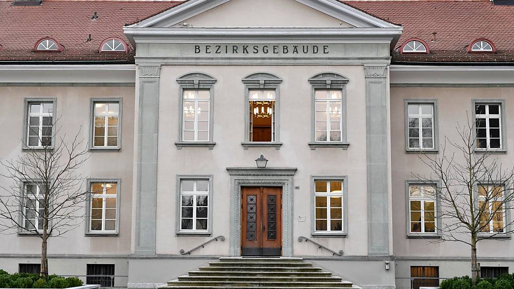 Das Bezirksgericht Bülach ZH verurteilte am Mittwoch einen 39-Jährigen wegen Ticketbetrugs zu 24 Monaten Gefängnis. Absitzen muss er die Strafe nicht. (Archivbild)