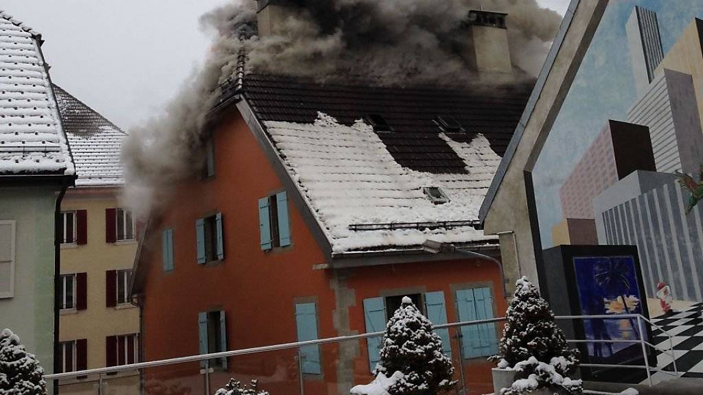 Die Brandursache blieb am Dienstag noch unklar und wird nun von Experten der Neuenburger Polizei untersucht.