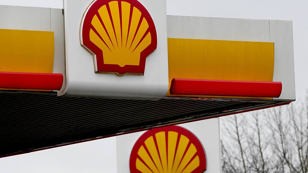 Shell hat im zweiten Quartal wegen der deutlich gesunkenen Gas- und Ölpreise deutlich weniger verdient als vor einem Jahr und auch zum Jahresauftakt. (Archivbild)