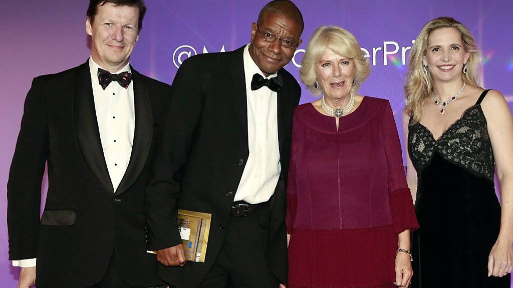 Der Man-Booker-Prize 2016 geht an Paul Beatty (zweiter von links), der neben Camilla Parker-Bowles in London posiert.