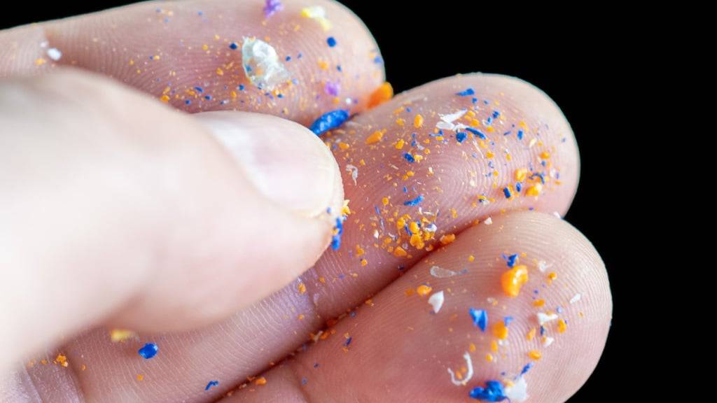Winzige Plastikteilchen finden sich in den Meeren laut einer neuen Studie auch in mehreren Kilometern Tiefe. (Archivbild)