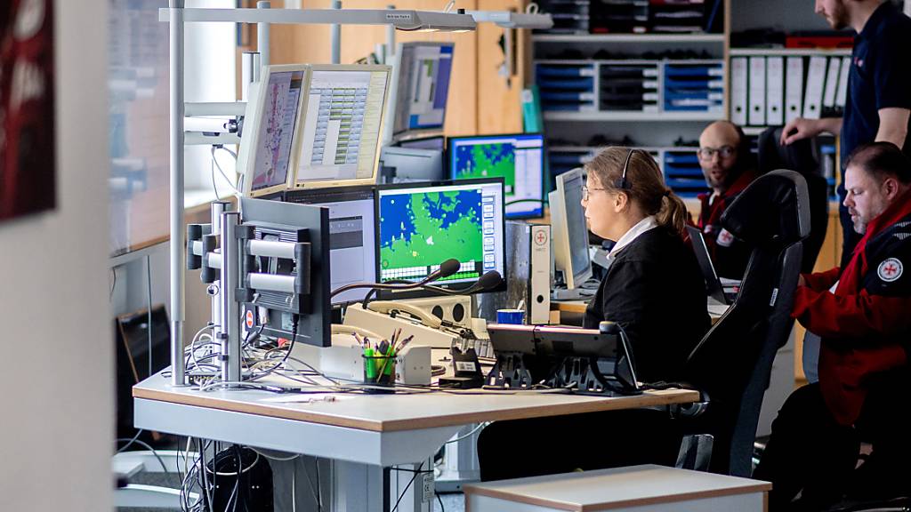 dpatopbilder - Mitarbeiter der Deutschen Gesellschaft zur Rettung Schiffbrüchiger (DGzRS) koordinieren den Such- und Rettungseinsatz nach einem Zusammenstoß von zwei Frachtschiffen in der Nordsee. Foto: Hauke-Christian Dittrich/dpa