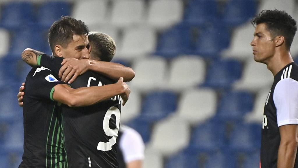 Sassuolos Torschützen Filip Djuricic (links) und Francesco Caputo feiern ihren Punktgewinn gegen Cristiano Ronaldos Juventus.