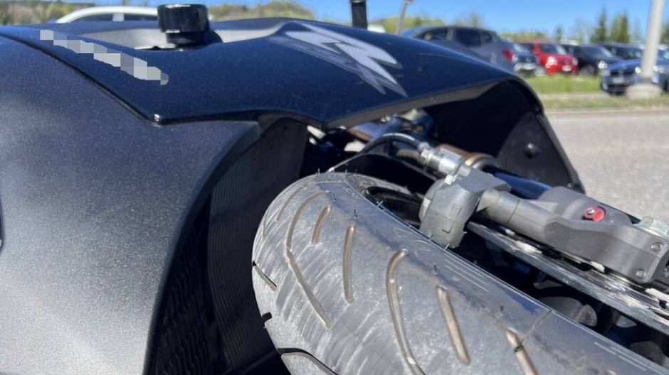 Töfffahrer holt Motorrad mit frisch montierten Pneus ab – und baut Unfall
