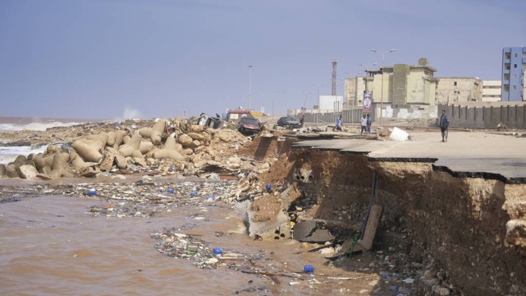 Eine Küstenstraße ist nach schweren Überschwemmungen in Darna eingestürzt. Foto: Libysche Regierung/AP/dpa - ACHTUNG: Nur zur redaktionellen Verwendung und nur mit vollständiger Nennung des vorstehenden Credits