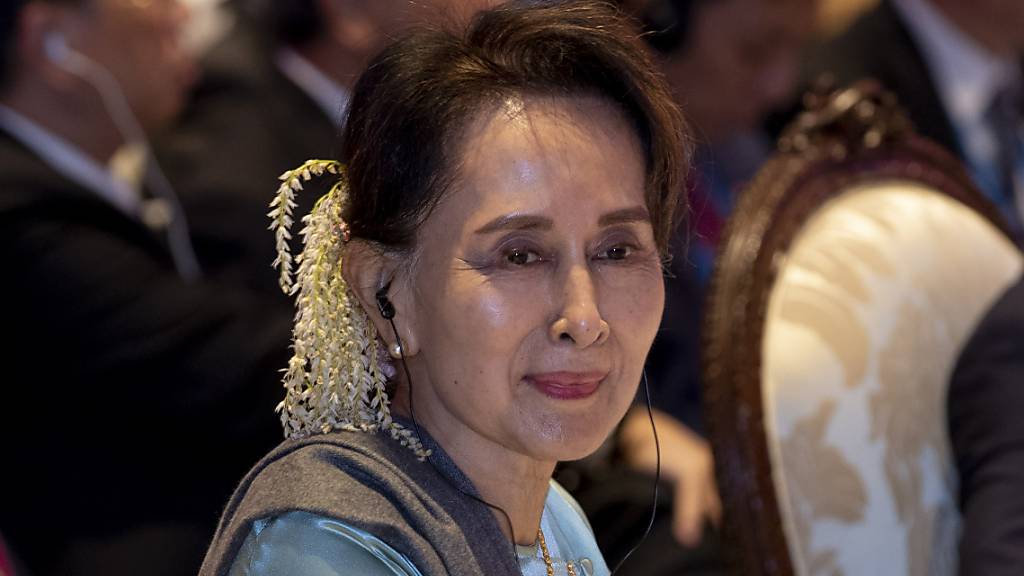 ARCHIV - Myanmars Ex-Regierungschefin Aung San Suu Kyi nimmt am 4. November 2019 am ASEAN-Japan-Gipfel in Nonthaburi, Thailand, teil. Ein von der Militärjunta in Myanmar kontrolliertes Gericht hat die entmachtete Ex-Regierungschefin Aung San Suu Kyi zu fünf Jahren Haft wegen Korruption verurteilt. Foto: Gemunu Amarasinghe/AP/dpa