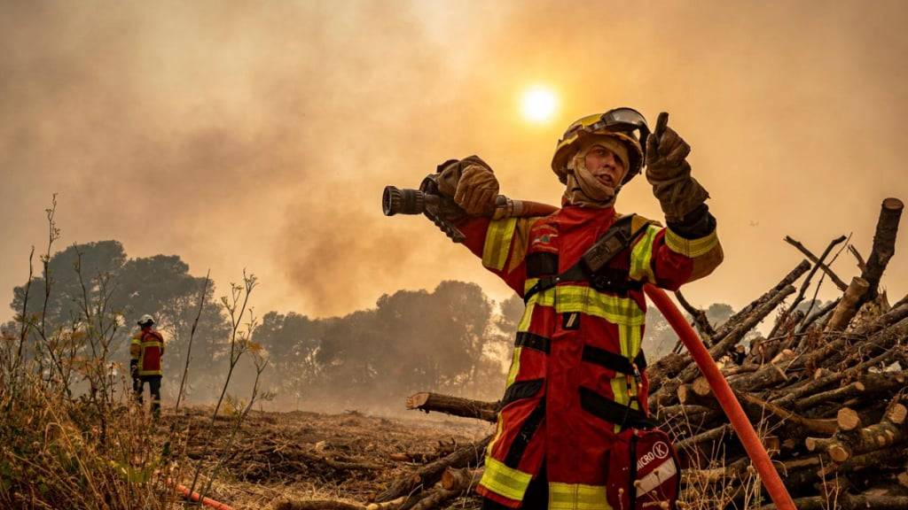 HANDOUT - Dieses Foto, das von der Securite Civile am Donnerstag, 7. August 2025, zur Verfügung gestellt wurde, zeigt einen Feuerwehrmann, der am Mittwoch, 6. August 2025, in der Nähe von Saint-Laurent-de-la-Cabrerisse, Südfrankreich, mit einem Schlauch gegen einen Waldbrand vorgeht. Foto: Uncredited/Securite Civile/AP/dpa - ACHTUNG: Nur zur redaktionellen Verwendung und nur mit vollständiger Nennung des vorstehenden Credits
