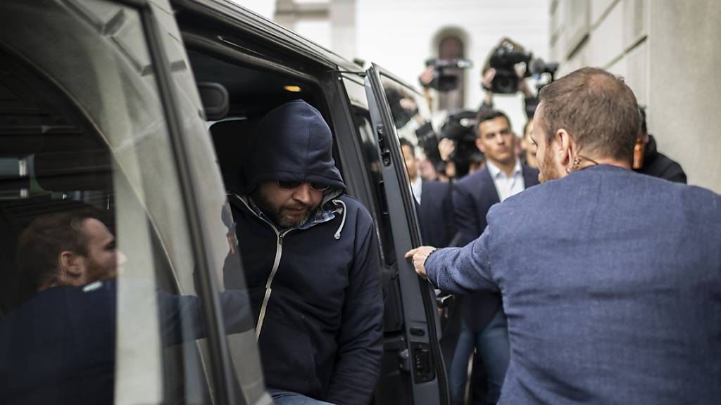 Der 45-jährige Angeklagte am ersten Prozesstag vom 19. September 2023 vor dem Gerichtsgebäude in St.Gallen.