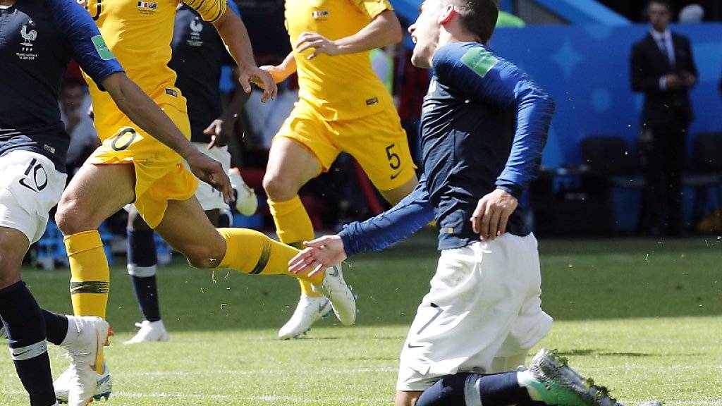 Der erste aktive Entscheid des Video-Schiedsrichters an einer Fussball-WM: Antoine Griezmann wird gefoult