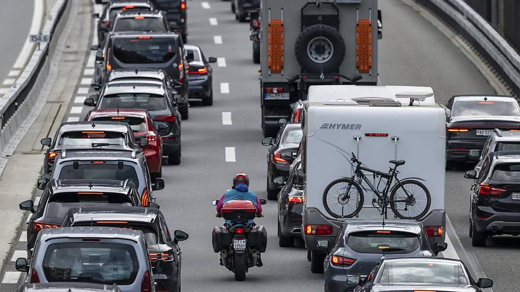 Die Fahrzeuge stauen sich vor dem Gotthard-Nordportal auf zehn Kilometern: Bild vom Osterstau 2024. (Archivbild)
