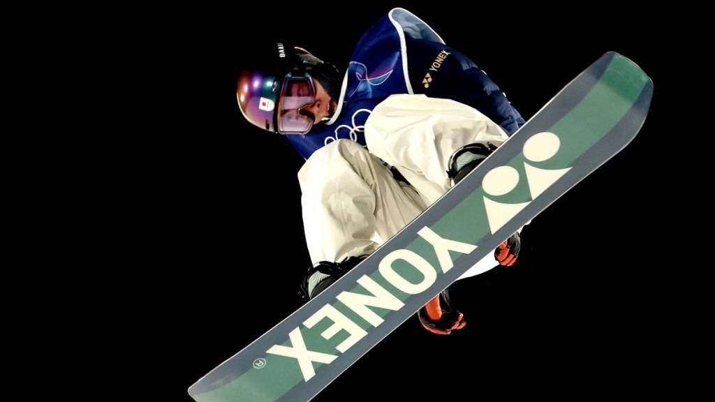 Kira Kimura wirbelt durch die Luft und holt Gold