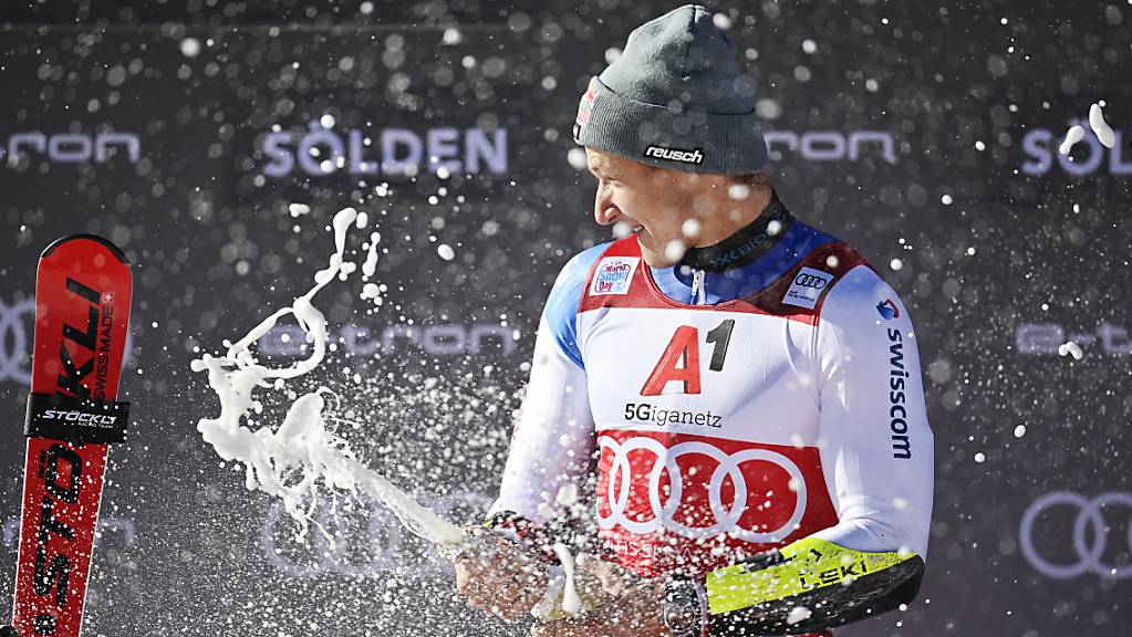 Marco Odermatt jubelte bei der Siegerehrung ausgelassen über seinen fünften Triumph im Weltcup