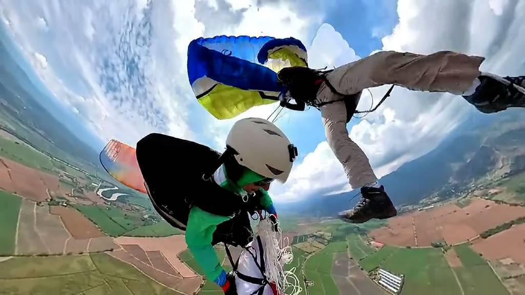 Gleitschirme kollidieren und verheddern sich – Paraglider stürzen ab und landen unsanft