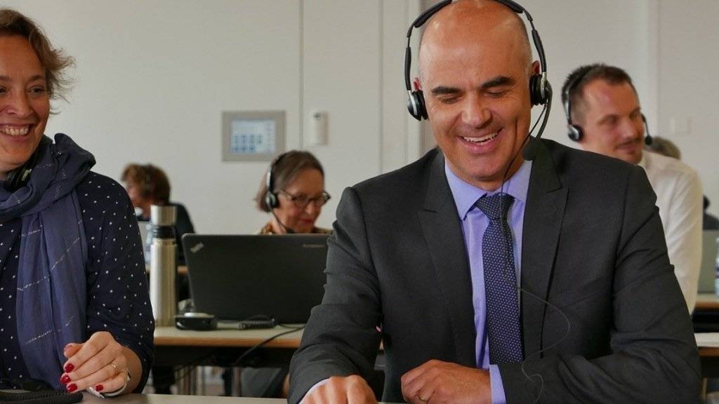 Bundespräsident Alain Berset nimmt in der Glückskette-Sammelzentrale Spendentelefone entgegen.