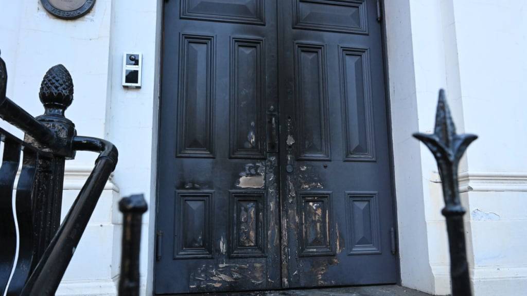 Blick auf die Schäden an der Außenfassade der East Melbourne Hebrew Congregation, nachdem die Tür der Synagoge in Brand gesetzt wurde. Foto: James Ross/AAP/dpa