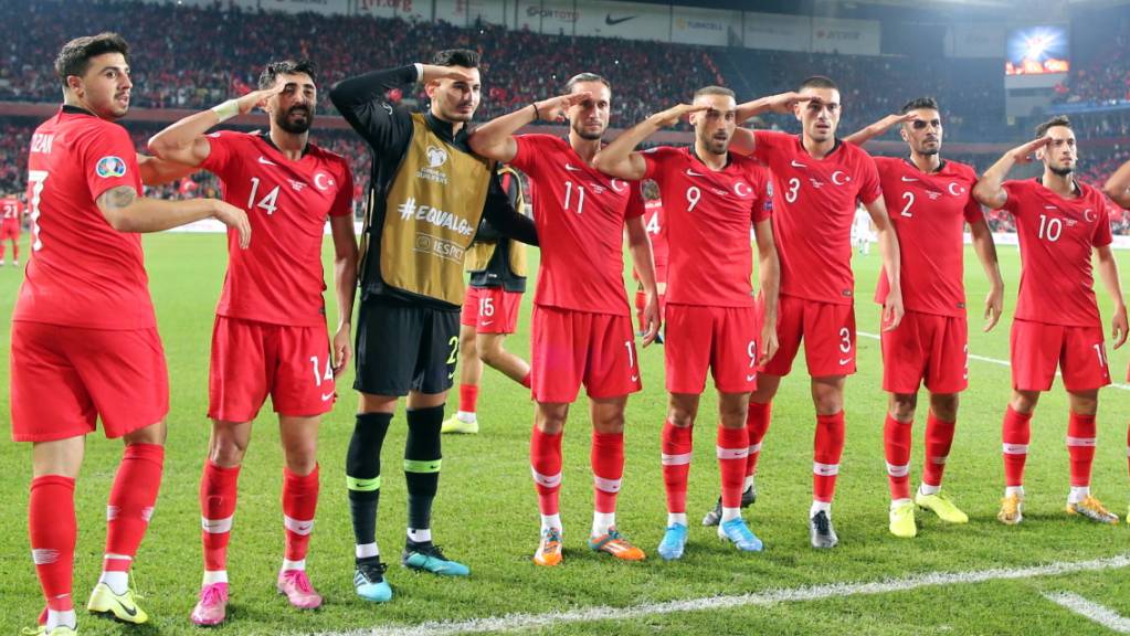 Nach dem Sieg in der EM-Qualifikation über Albanien salutieren einige türkische Spieler vor den Fans