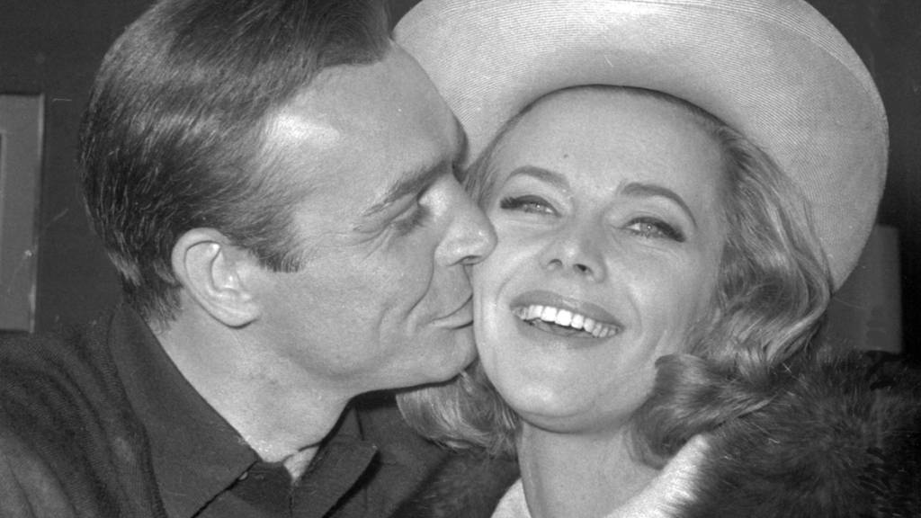 Sean Connery küsst Honor Blackman auf einer Party im März 1964 in den Pinewood Film Studios in Iver Heath, England.