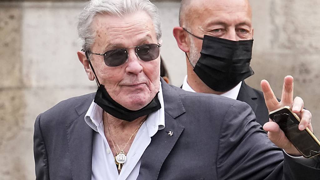 Der Familienzwist um den 88 Jahre alten französischen Filmstar Alain Delon (links) geht in die nächste Runde. (Archivbild)