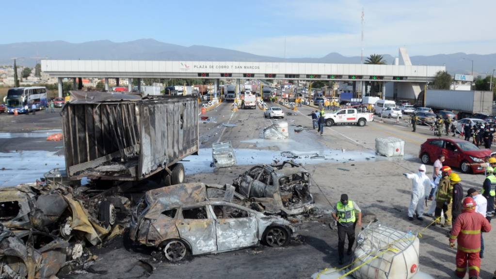 Die Auffahr-Kollision eines Lastwagens auf diverse stehende  Fahrzeuge hat in Mexiko 19 Menschen das Leben gekostet. Der mit entflammbaren Flüssigkeiten beladene Lastwagen und zahlreiche Autos gingen in Flammen auf.