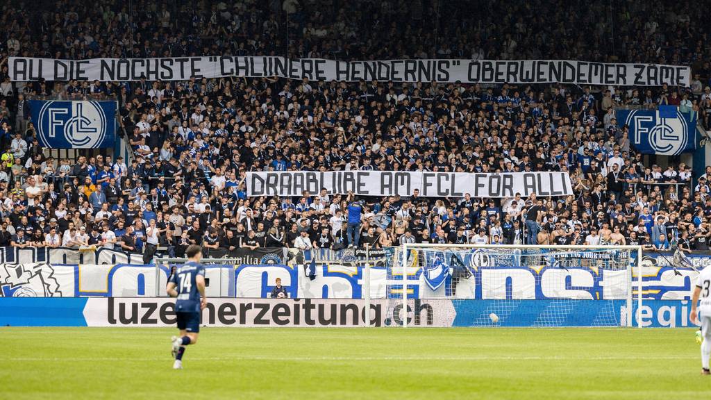 Spruchbaender der FC Luzern Fans gegen Mehrheitsaktionaer Bernhard Alpstaeg im Fussball Meisterschaftsspiel der Super League zwischen dem FC Luzern und dem FC Lugano am Sonntag, 7. Mai 2023 in der Swissporarena in Luzern.