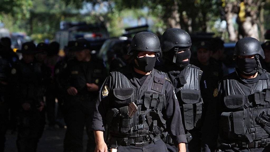 Am Freitag rückten Polizisten in das Gefängnis in Guatemala ein, in dem es zuvor zu Auseinandersetzungen kam. (Symbolbild)