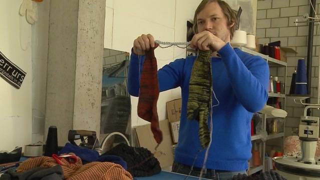 Strickender Mann auf Erfolgskurs