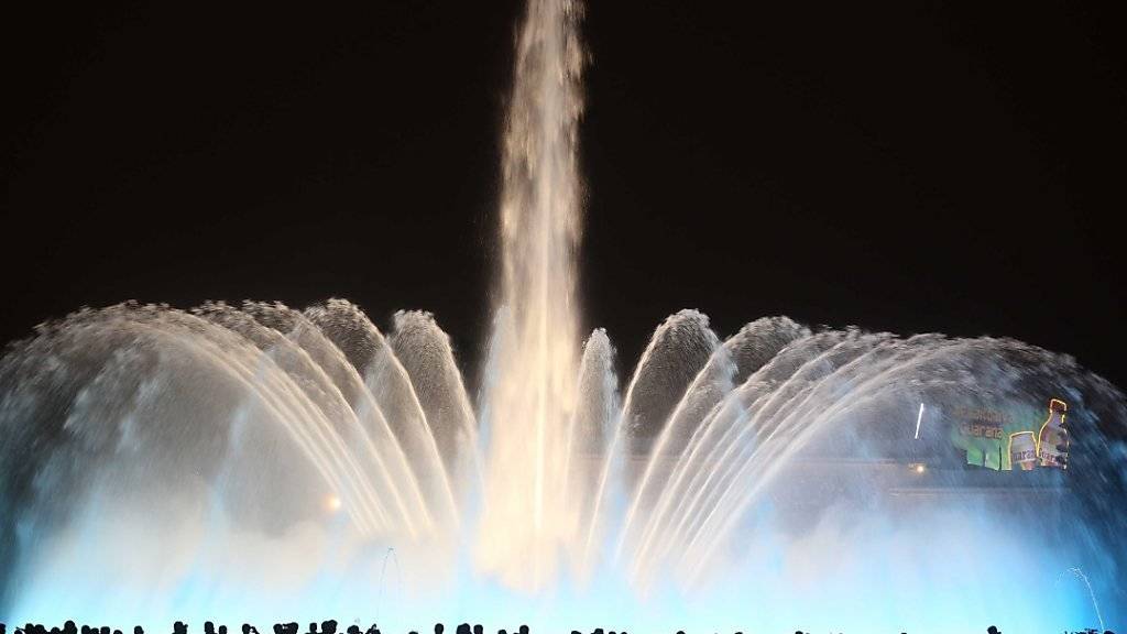 Bei der Eröffnung der weltweit grössten Wasserspiele in einem öffentlichen Park werden Bilder und Videos auf den Wasserschleier eines Springbrunnens projiziert.
