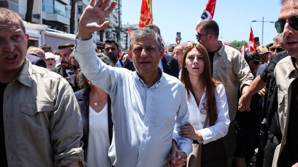 ARCHIV - Özgür Özel (M), der abgesetzte Vorsitzende der größten türkischen Oppositionspartei, der Republikanischen Volkspartei (CHP), kommt zu einer Kundgebung. Foto: Erdem Sahin/AP/dpa