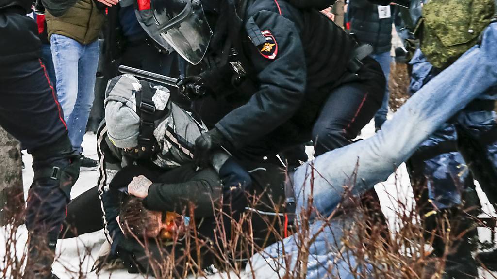 Die Polizei verhaftet einen Demonstranten während eines Protestes gegen die Inhaftierung des Oppositionsführers Nawalny in Moskau. Foto: Alexander Zemlianichenko/AP/dpa