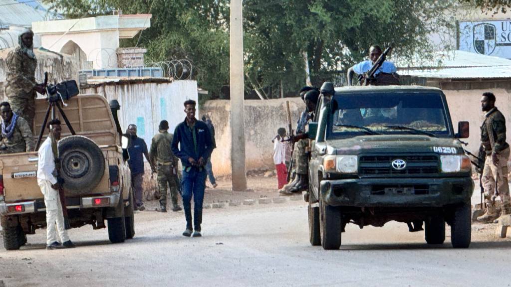 ARCHIV - Auf diesem mit einem Smartphone aufgenommenen Foto patrouillieren Sicherheitskräfte auf einer Straße in Baidoa. Foto: Bishar Mayow Mukhtar/AP/dpa