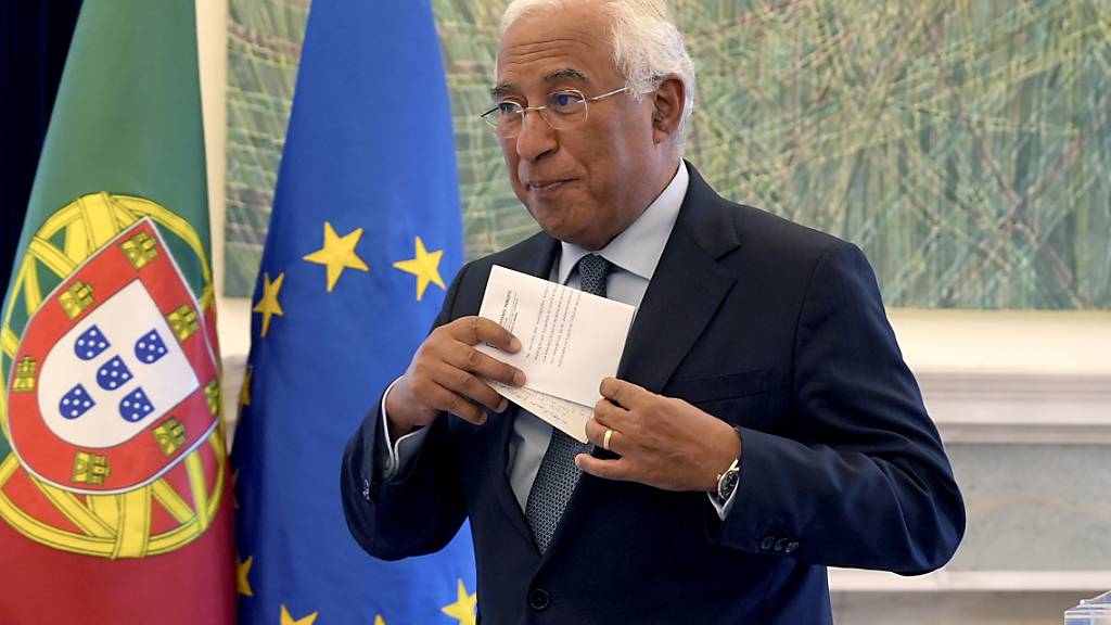 Antonio Costa, Ministerpräsident von Portugal, verlässt das Gebäude nach einer Pressekonferenz. Der portugiesische Regierungschef hat überraschend seinen Rücktritt eingereicht. Foto: Ana Brigida/AP/dpa