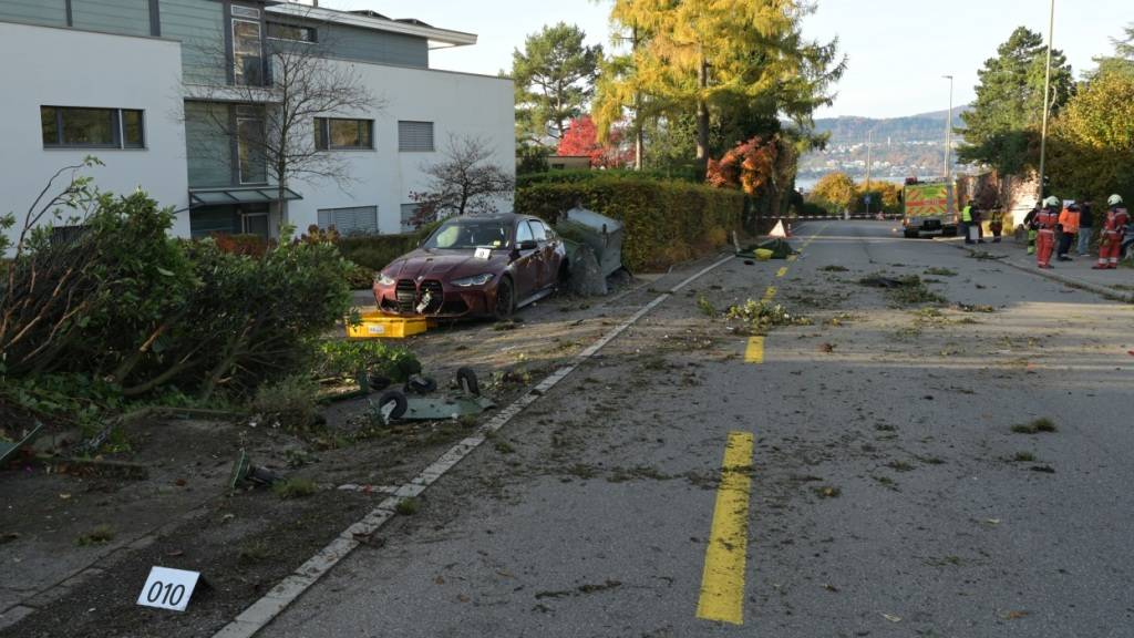 In Meilen ereignete sich am Freitagmorgen mutmasslich ein Raserunfall. Die Kantonspolizei Zürich nahm zwei junge Lenker fest.