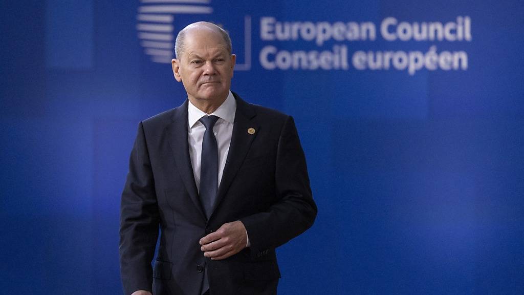 Olaf Scholz (SPD), Bundeskanzler von Deutschland, zu Beginn des EU-Sondergipfels.  Die Staats- und Regierungschefs der Europäischen Union treffen sich in Brüssel zu einem eintägigen Gipfeltreffen. Foto: Nicolas Maeterlinck/Belga/dpa
