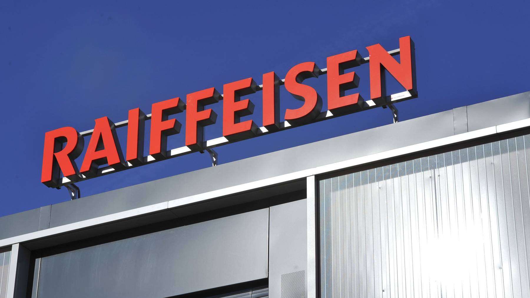 Das Raiffeisen-Logo. Im Bild: Die Raiffeisenbank Wittenbach-Häggenschwil.