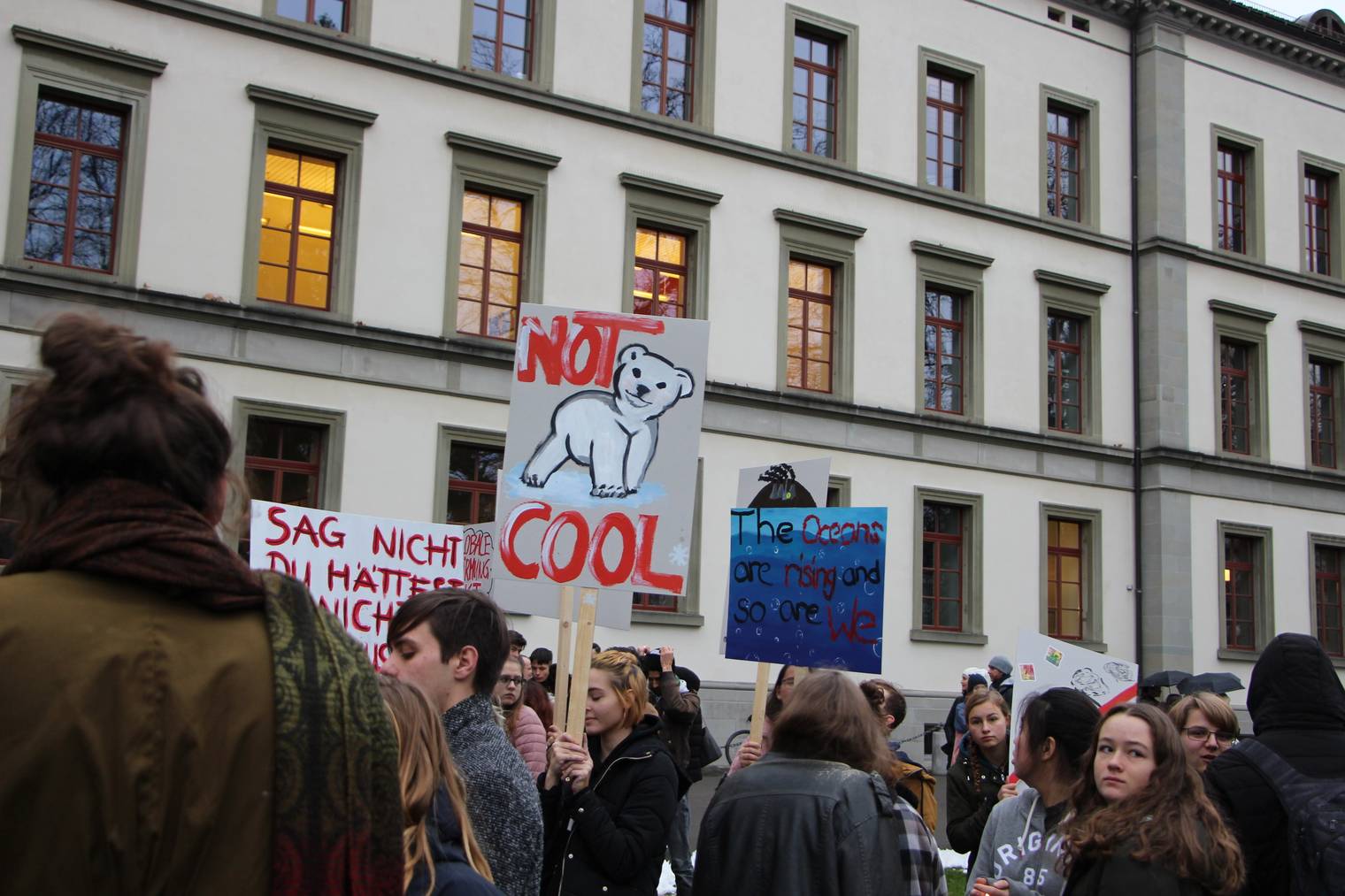 Mit Schildern, die im gestalterischen Vorkurs gemacht wurden, demonstrierten die Jugendlichen. (Bild: FM1Today/Tobias Bruggmann)