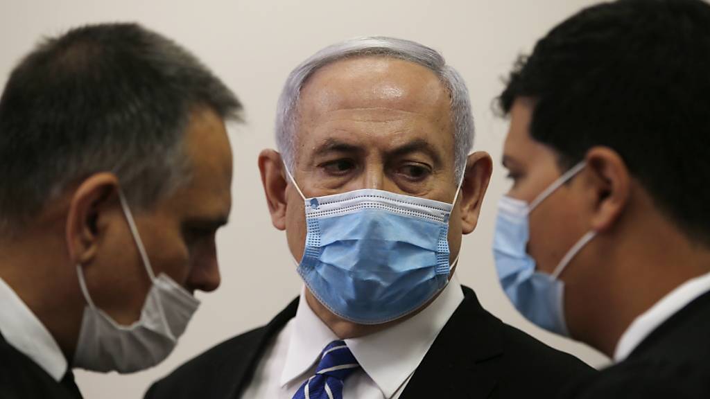 «Crime Minister» Netanjahu (Mitte) im Gerichtssaal in Jerusalem.
